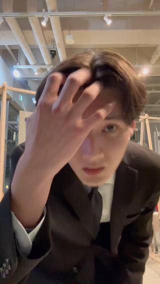 色気のあるセンターパート
バームやオイルでサラッと 