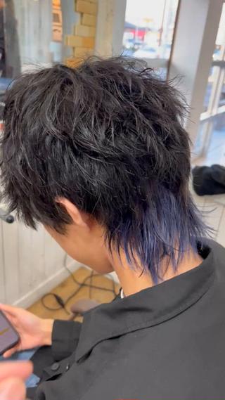 ポイントパーマと襟足だけダブルカラーでちょっとくすんだコバルトブルーに！
色が抜けてきたらカッコいいシルバーっぽくなるように無彩色もいれてます！ 