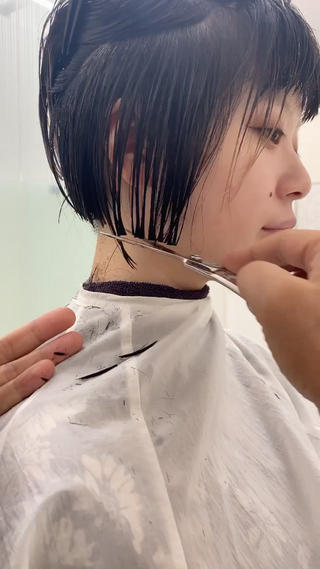 ウェイトデザイン　特許取得　ボブ
基本ノーテンション　スキバサミ　レザー不使用
テンションもスキバサミ　レザーも顧客の仕上げの邪魔をするから 