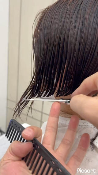 ウェイトデザイン　特許取得　ボブ
ウェイトデザインは基本スキバサミ　レザー不使用
指でぎゅっと挟んだり引っ張ったりしない
スキバサミ　レザーはキューティクルが痛み
挟んだり引っ張ったりはカットラインがずれてしまうから 