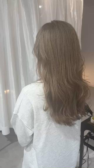 ハイトーンカラー
ホワイトミルクティー
ハイトーンカラー、ベージュカラー、ホワイトカラーは
お任せください

#ミルクティーベージュ　#ホワイトベージュ
#ベージュカラー　#ホワイトカラー
#グレージュカラー　#Wカラー
#髪質改善トリートメント
#アンダバーホワイト西宮店
#西宮ハイトーンカラー #西宮ブリーチカラー
#西宮Wカラー 