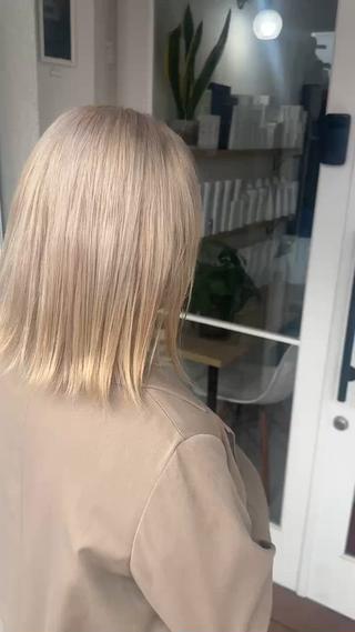 ハイトーンカラー
ホワイトベージュ
ハイトーンカラー、ベージュカラー、ホワイトカラーは
お任せください

#ミルクティーベージュ　#ホワイトベージュ
#ベージュカラー　#ホワイトカラー
#グレージュカラー　#Wカラー
#髪質改善トリートメント
#アンダバーホワイト西宮店
#西宮ハイトーンカラー #西宮ブリーチカラー
#西宮Wカラー 