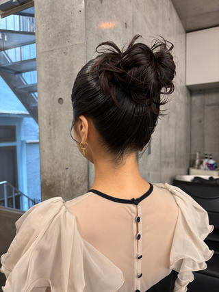 ふわっと毛先を遊ばせたアップスタイル♪
大切な日に是非お任せください 