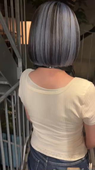 アイスブルーのローライトカラー
ワンカラーに飽きた方におすすめのデザインカラー♪
デザインの入れ方は一人一人しっかりとカウンセリングさせていただいております！
#デザインカラー #ローライトカラー　#アイスブルー　#水色　#ボブ 