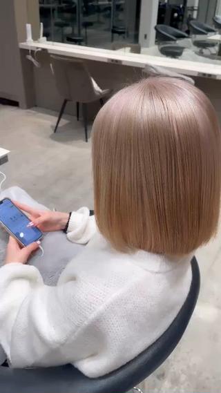 ブリーチ2回〜できるミルクティーになります！！
ブリーチ2回することで透明感出るのと､色落ちがすごく綺麗になります！！ 