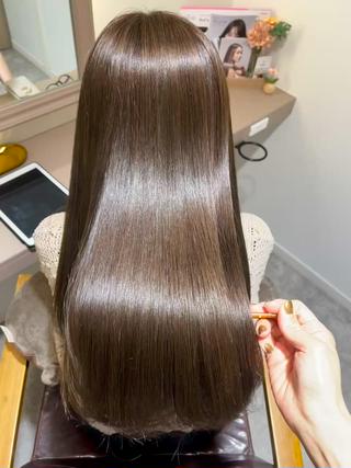 髪質改善カラーは
毛髪内部の悪い残留成分をデトックスし
お髪内部から改善しキューティクルを整えます！
カラーを繰り返すたび艶がうまれます
トリートメントをするとプレゼントになる
ホームケア商品を一緒に使用していただくことで
お家でのケアもでき艶や質感のもちもいいです 