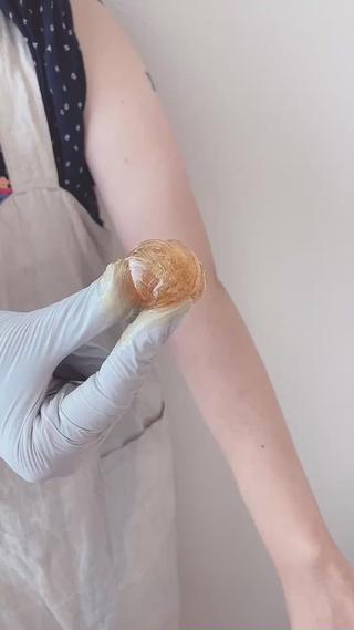 はちみつのような柔らかなペーストを、肌に乗せて脱毛します♪夏に向けて、シュガーリングでムダ毛ケアしましょ︎