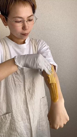 シュガーリングの様子を撮影してみました♪
砂糖・水・レモン果汁で作られたやわらかなペースト
で脱毛していきます。
肌にもやさしく、仕上がりはしっとり
ぜひ試してみてくださいね