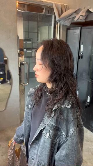 レイヤー入れた軽いスタイルにスパイラルパーマ○
重いのが苦手な方におすすめです 