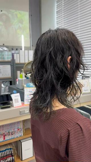 インナーと毛先にブリーチがあるベースなので
ブリーチパーマでランダムカール◎

ウルフに整えて軽い質感でオシャレです♪ 