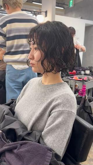顎ラインbobのスパイラルパーマ◎
落ち着いたカラーでもおしゃれに可愛く 