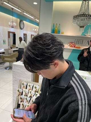 フェザーパーマ

ニュアンスパーマより強いカール感でカッコイイ 