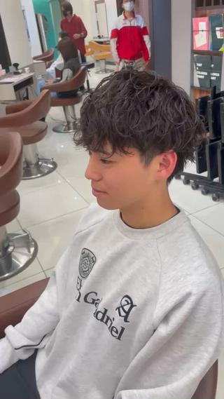 ランダムな無造作カールが特徴のシャドウパーマ

メンズに大人気のパーマです！

楽にきまるパーマ 