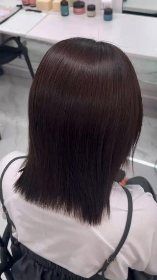 細い髪でもペタンとしにくい軽いストレートです。 