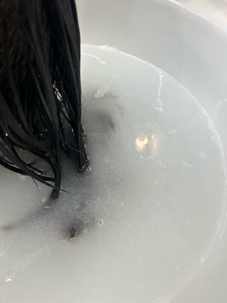 お流しする際に出てくる汚れです。
主に界面活性剤(シャンプー内容物)、トリートメントのコーティング、カラー剤の薬剤成分の残留、皮脂などが挙げられます。
トリートメントのコーティングは一度のシャンプーで取れてくれれば問題ないですが取れずに重なってしまうと栄養物が補給されずに細くなります。
月に一度コーティングを取るのも髪には大事な工程です。