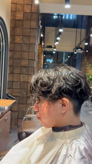 センターパートスタイルでカットしてしっかり目のスパイラルパーマで大人お洒落に！ 