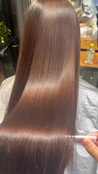 約1年分のリタッチで毛先は利矯正毛でしたのでリタッチでしっかりうねりを無くす選定をして毛先はトリートメントで保護をしながら施術させていただきました。
メテオ縮毛では髪の毛に最小限のダメージしかあたえずに最高の手触りとツヤをご提供できますので是非ご体感ください 