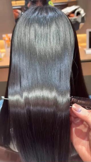 髪の状態を診断し、水分量と栄養バランスを整える髪質改善を提案。
熱反応を使って定着させることで、しなやかな柔らかさと自然なツヤが出る仕上がりに。
“縮毛ほどまっすぐはいらないけど広がりを抑えたい方”にぴったり。 