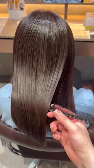 カラーの繰り返しでパサつきやすい髪に、髪質改善で水分と栄養を補給。
“乾かすだけでキレイ”を目指す方におすすめの施術です 