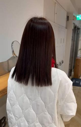 ツヤ髪カラー
赤みの目立つ髪色から、透明感のある落ち着いた髪色に仕上げました！

ツヤ髪カラー是非お任せください♪

平日　21:00～
日祝　19:00〜

定休日は、月・火曜日、第3水曜日となっております

現在モデル限定価格でご案内できます

皆さまのご来店心よりお待ちしております 