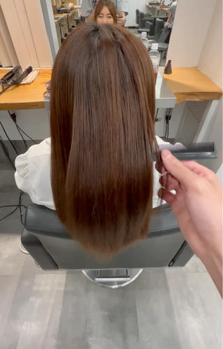 このコスメストレートは、優しいお薬でじっくり伸ばしていくので、縮毛矯正でなりがちなピンとした仕上がりと違い、クセも無くしながら柔らかい質感を再現できます

気になる方いられましたら、期間限定価格のうちにぜひ一度体験して下さい 