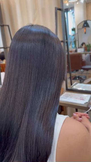 カラー＋Aujuaトリートメント

暗めでも、透け感と艶が出る綺麗な色味

根元の地毛を伸ばしていくため、中間からカラーしています️

皆様のライフスタイルや今後の理想に合わせた提案をさせて頂きますので、気になる方は1度ご相談ください 