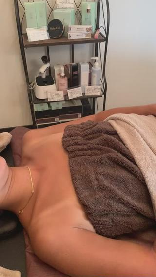 施術風景鎖骨編
鎖骨は老廃物の出口です！！

デコルテのリンパをよーく流してあげると
柔らかくなって身体中のリンパも流れていきます

継続することで痩せやすくなったり
代謝がよくなりいい事だらけです 