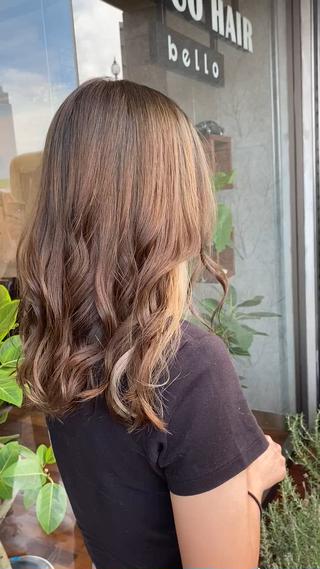 アッシュベージュに
ホワイトベージュのイヤリングカラー 