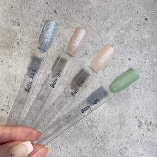 ︎カラー紹介︎

ラメ入り新色、動かすとこんな感じです
116、117は透け感とパール感もありです！ 