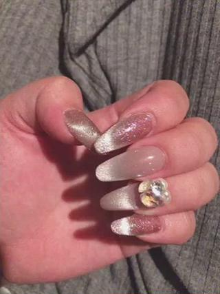 カラージェルは、マグネットジェルです(*^^*)
角度によってキラキラが動いてるよーに見えちゃいます(▰╹◡╹▰) 