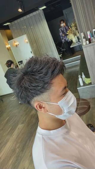 ジェットモヒカン風 アップバングショート。

いつも来ていただくリピーターのお客様。

アップバングにも 色々種類があります！
そして何より今回のポイントは。

攻めた刈り上げ。

夏にはもってこいですね！
もちろん！ここまでは攻めれない。。 
いきなりここまで短くは。。 
という方は。 

刈り上げの長さを長めにしたり。
全体的な長さを 短くしすぎずに 設定して切らせていただきますので ご安心ください。

もしよろしければご予約お待ちしております！ 