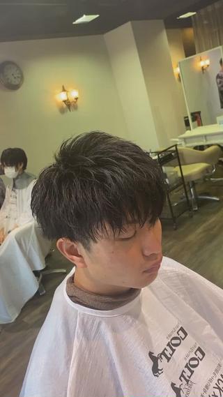 無造作マッシュ。

いつも来ていただく リピーターのお客様。

いままでのスタイルと 似てる気がしますよね！
でも違うんです。

今回は無造作に作るために前髪もあえて 動かしてます！
王道マッシュ。や 韓国風マッシュ。 などは前髪を流す方向にもっていくくらいなのですが  前髪を動かすことによって全体的に 無造作感がでて。 また違った印象を見せれるスタイルになってます！

もしよろしければご予約お待ちしております！ 