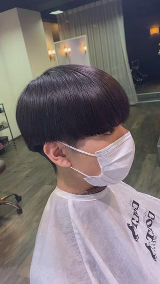 韓国風マッシュ。

ご新規のお客様。

2年ほど前くらいから いまだに流行り続けている
韓国風マッシュ。
特徴は セットしない。 言い方を変えれば  セットしないからこそ決まる。 そんなスタイルです！

綺麗に。 誰から見ても かっこよく。

ポイントとしては 量感を軽くしすぎないこと 刈り上げとの繋がり。

もしよろしければご予約お待ちしております！ 