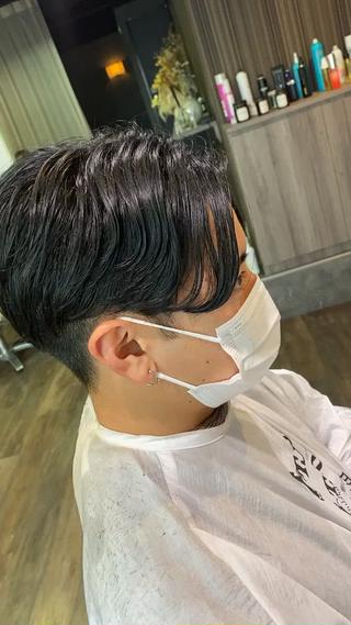 ナチュラルセンターパート。

いつも来ていただくリピーターのお客様。

アップバング。 マッシュ。 たくさんのスタイルがメンズにはありますが こちらも人気です。

センターパート。

もちろんこちらも 今流行りの韓国風っぽく。 重ために作ることもできますし

セットがしやすいように。 作ることもできます！

こちらのお客様は ナチュラルに。 乾かして オイルを全体的に馴染ませたら かっこよくなる！
それくらい簡単に。 そして   かっこよく。
なるように作らせてもらいました！

もしよろしければご予約お待ちしております！ 