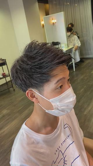 アップバングショート。

いつも来ていただくリピーターのお客様。

夏といったら やっぱりショートスタイル！

今コロナが流行り マスクをする生活になったため、 顔の見える範囲がかなり狭くなっています。
そんな中  前髪を下ろしているスタイルよりは 上げているスタイルの方が 相手から見た時に見える顔の範囲も広がるため かなり人気になってきているスタイルです！

もし宜しければご予約お待ちしております 