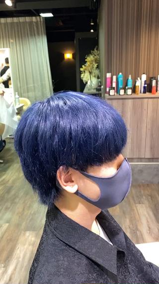 ネイビーマッシュ。

いつも来ていただくリピーターのお客様。

カットは ナチュラルに。
セットするというよりは 濡らして 乾かしたら もうでき上がる。

ブリーチを1回して その後に カラーをして
ネイビーを作らせてもらいました！

もちろん！ もう少し暗めがいい。 という方でも
大丈夫です！

お客様に合わせた カットと 色 で かっこよくさせていただきます！

もしよろしければご予約お待ちしております！ 