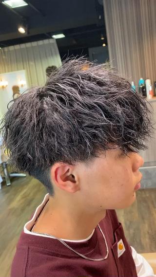 ツイストパーマ。

ご新規のお客様。

前回もツイストパーマを投稿しましたが
前回と違うのは。

下ろしているバージョン。
そして何よりのポイントは。

セット時間約5分。
ワックスを揉みこんで 散らした後に 少し整えるだけ。

お客様の骨格に合わせて カットから パーマまで
気になるところを 直していきながら 
かっこいいスタイルを作らせていただきます！

もしよろしければご予約お待ちしております！ 