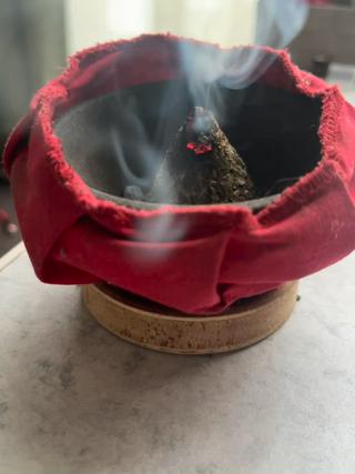 温圧につかうセラミックカップの中でもぐさを燃やしている様子です 