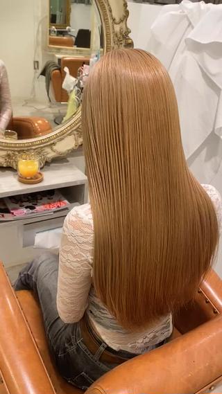 ナチュラルベージュ

【黒染め履歴あり】
黒染め部分は2ブリーチ

理想は今後もブリーチを続けて
毛先の残留部分を少しずつブロンドに移行させて行く予定です

1回で無理せず、定期的にブリーチしてブロンドにします 