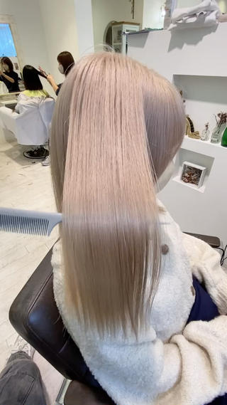 ハイトーンホワイトベージュ

黒髪からスタートの場合は
ブリーチ2回必要です 