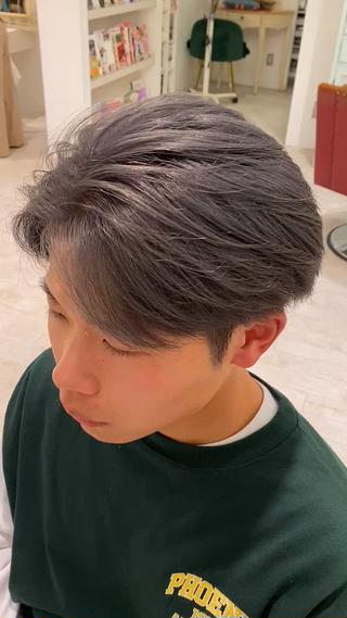 ブリーチして無彩色なグレーカラーに

短髪で黒染め、暗染め履歴がなければ1回ブリーチで可能です 