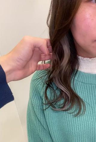 ブラウン×シルバーベージュ

インナーブリーチを継続されているお客様

毛先ブリーチは今までで2回だけ
あとは2ヶ月に 1回伸びた分だけリタッチブリーチで
ダメージさせず綺麗にキープしております

こちらのお客様は、お仕事的に派手髪NGなので
内側で結んで隠せる耳上の範囲だけをブリーチして
お休みの日に髪を下ろすと出てくる様にしております 