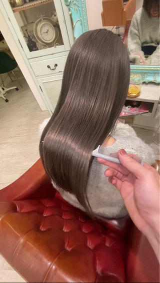 スモーキーグレー

無彩色かつ、艶のあるカラー 