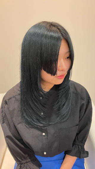 ブリーチして暗めネイビーブラック注入！！
顔周りレイヤーカットと姫カットとの相性も抜群です！！！ 
