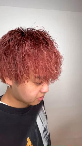 ブリーチ履歴2回ツイストスパイラル
髪のダメージを補修しながら、オリジナルの手法でしっかりかかります！
※ダメージ具合によってかかり具合が変わる場合がございますご了承下さい。
カッコよく決めたい方オススメです！！ 