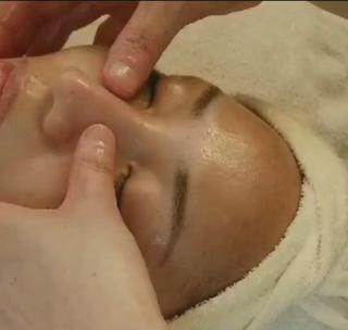 手のぬくりもで癒されながらたるみを引き上げ、ふっくらハリ肌へ
90％の人が寝てしまう気持ち良さで
洗顔時に感じるモチモチ肌に嬉しくなります♪ 