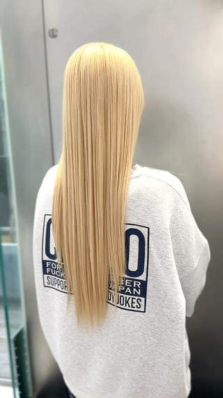 ブリーチリタッチの積み重ねで作っていくブロンド
※残留色素や髪の毛の状態により一度の施術で作るのが難しい場合があります。 