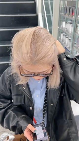 ミディアム カラー CHERIEブリーチ ダブルカラー　天神のヘアスタイル