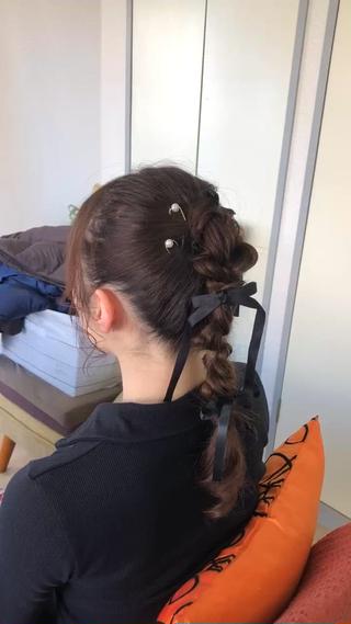 ヘアアレンジにリボンの組み合わせが可愛い！(o^^o)♡*♪


#ロングヘアアレンジ
#ヘアセット
#編み込みヘア 