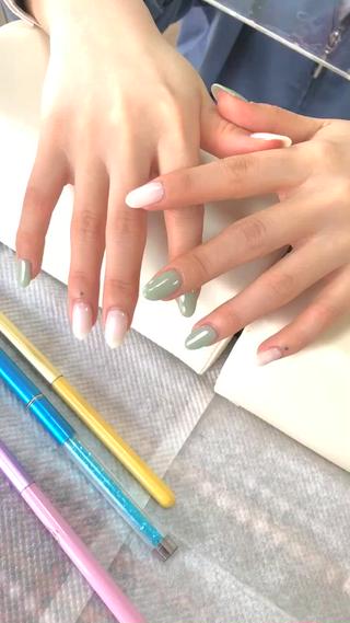 透け感ホワイトくすみグリーン︎(^ω^)︎♪♬*☆


#2色ネイル
#シンプルネイル 